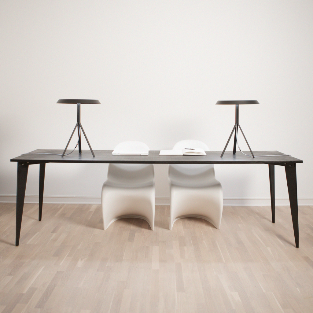Koenig-Table-Lamp-ambience-black-desk-01