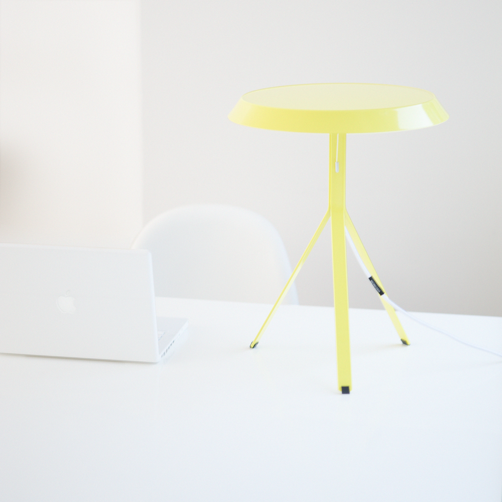 Koenig-Table-Lamp-ambience-white-desk-02