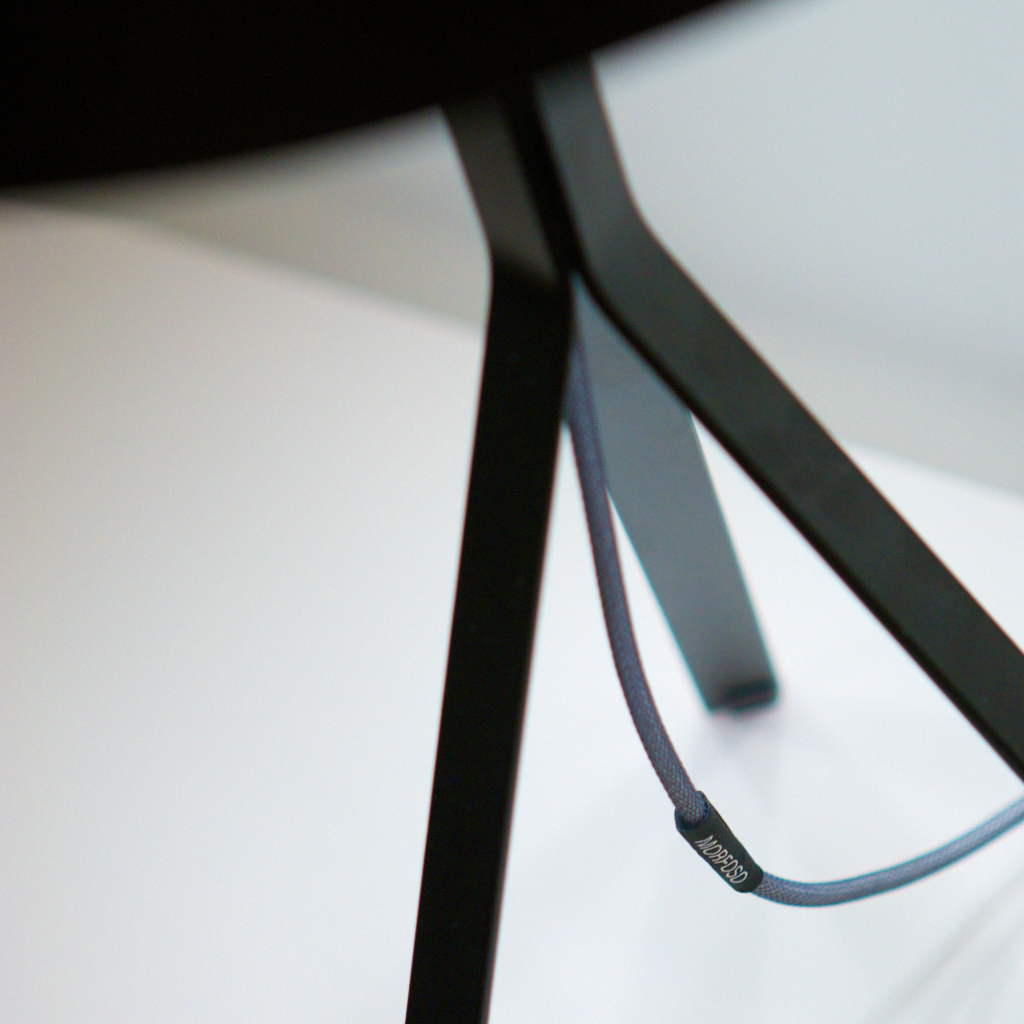 Koenig-Table-Lamp-ambience-black-closeup