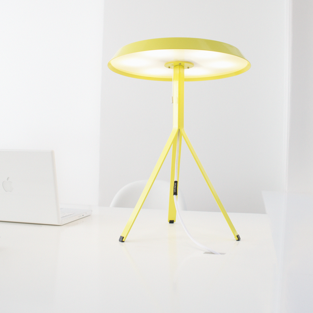 Koenig-Table-Lamp-ambience-white-desk-01