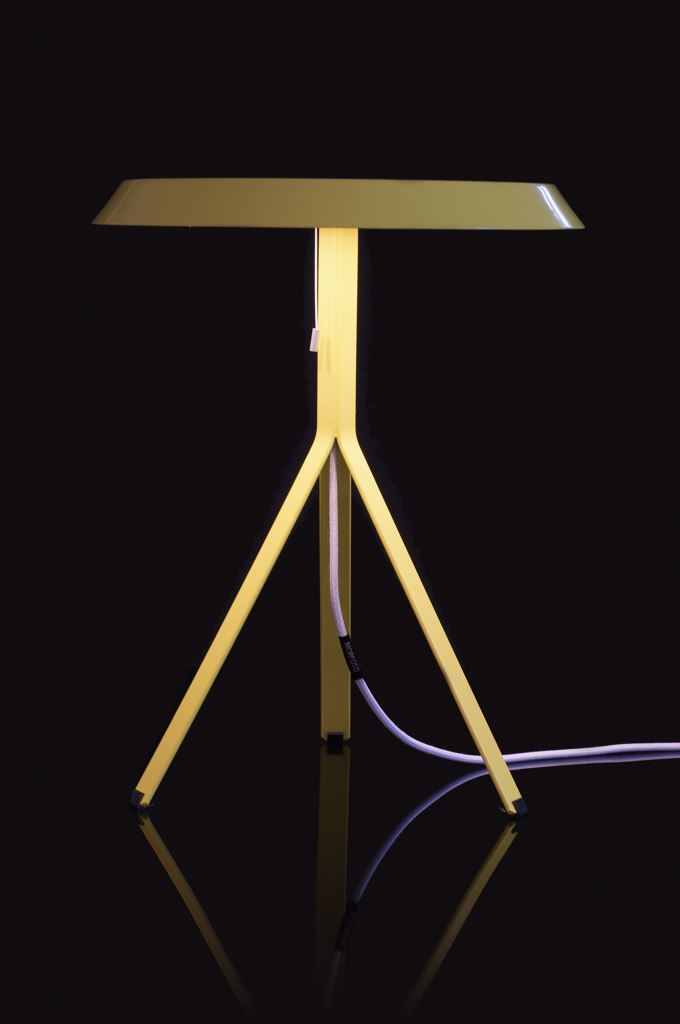 Koenig-Table-Lamp-yellow-on-black-background-02